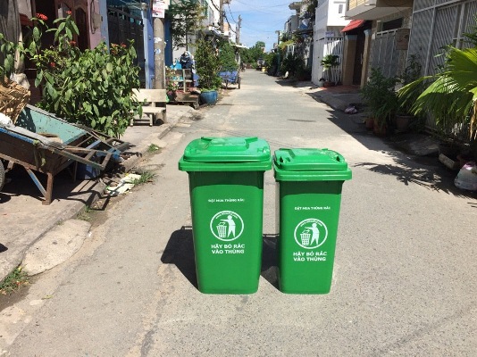 thùng rác công cộng bằng nhựa