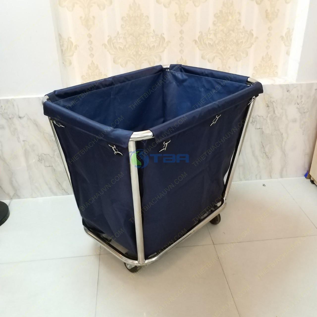 Xe thu gom đồ dơ giặt ủi khung inox túi vải bạt trong khách sạn